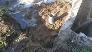 Поднимаем землю тельфером из обустроенной скважины