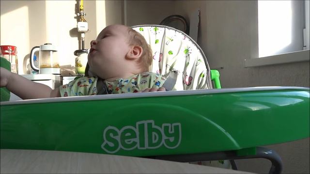 Что ребёнок умеет делать в 9месяцев. Смеются дети!