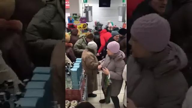 Давка из-за игрушек в магазине Магнит, Краснодар смотреть онлайн