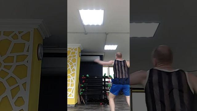 Работа с нудлами и растяжка. Тайский бокс. Муай тай. Фитнес. Отработка ударов ног. Нудлы. смотреть онлайн