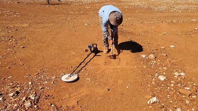 Metal Detecting for Gold Nuggets with the Minelab GPX 6000 - Is it Gold or Is It Trash?! смотреть онлайн