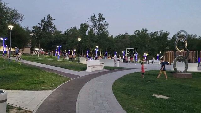 Когда детям не нужны смартфоны. Вечерний сквер в 12 мкр-не. Шымкент смотреть онлайн