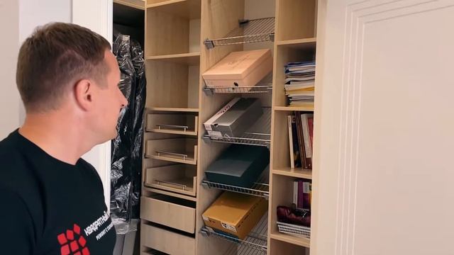 Дизайнерский ремонт квартиры за 99 дней. Безвоздушная покраска стен и монтаж полиуретановых карнизо смотреть онлайн