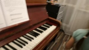 Загребина Аделия (7 лет) находит любой сыгранный звук на фортепиано.