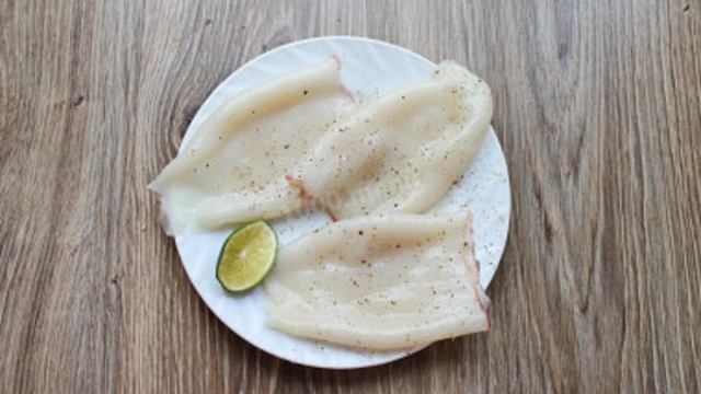 Жареные кальмары на сковороде с луком