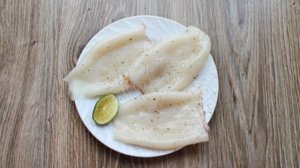 Жареные кальмары на сковороде с луком