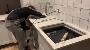 Обзор столешницы из искусственного камня. Секреты установки.