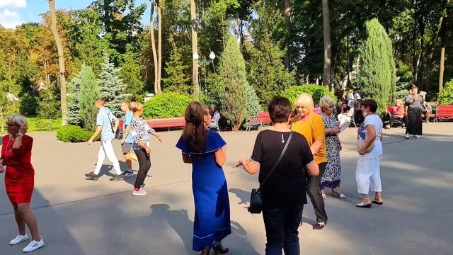 Девочка в платье ? из ситца Танцы в парке Горького Харьков Сентябрь 2021 смотреть онлайн