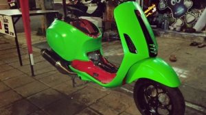 งานหุ้มสติ๊กเกอร์ สีเขียวนีออน เวสป้า 150cc.