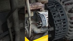 Экскаватор погрузчик JCB 3cx устранена причина пропажи зарядки акумулятора , замена щеток .