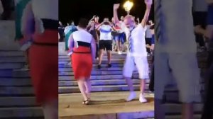 Дедушка танцует подп песню:пустите меня на танцпол пьяным подвигаться;)