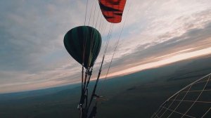 Полёт на мотопараплане рядом с воздушным шаром
