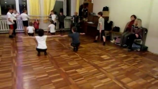 Урок танцев для мальчиков.