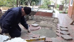 Как отремонтировать или перестелить площадку из тротуарной плитки