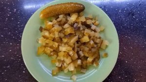 Гуляш из свинины с маринованными огурчиками