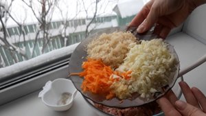 куда ещё ПРОЩЕ_СОЧНО,ВКУСНО,СЫТНО__даже ЛЕНИВЫЙ их приготовит_СВИНО-ГОВЯЖИЕ котлеты с капустой