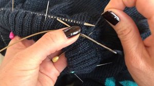 Обработка горловины резинкой 2х2.