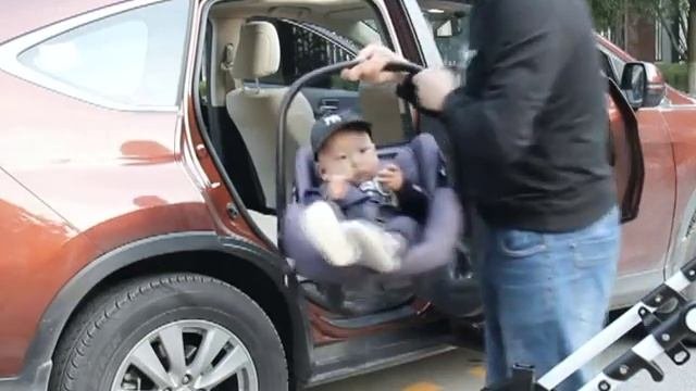 Четырёхколёсная детская коляска