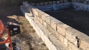 обвязка мололитного цоколя из бетонных блоков силикатным кирпичем