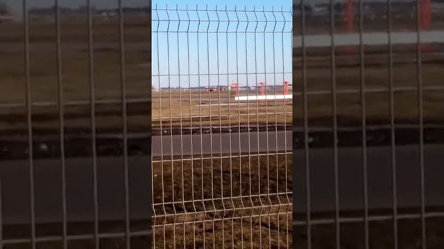 посадка самолета bombardier crj900 в международном аэропорту Таллин столицы Эстонии