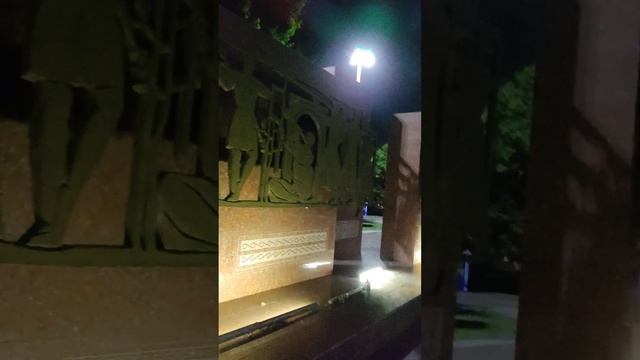 Панно у монумента "Мужество", вид сбоку, Ташкент, Узбекистан Earthquake monument Tashkent Uzbekista