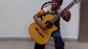 Удивительный ребенок играет Титаник на 12 струнной гитары.