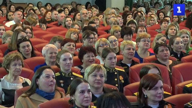 В Доме офицеров флота женщинам-военным вручили награды