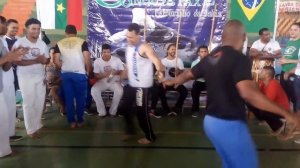 Goy capoeira vadiando