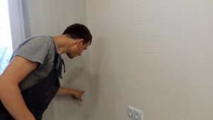 Убираем стык между обоями и плиткой ПВХ