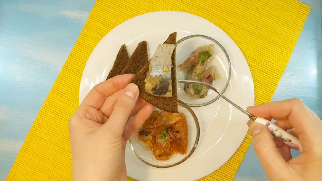 Два способа оригинально подать селедку к столу. смотреть онлайн