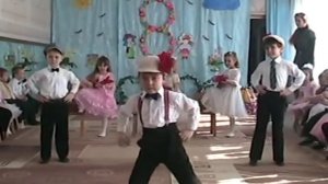 Интересный танец с гитарами