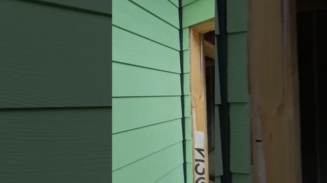 Каркасный дом с отделкой фасада фиброцементным сайдингом. Дешевле, чем имитация бруса с покраской. смотреть онлайн