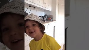 Гарри Галкин поет, а Лиза Галкина танцует