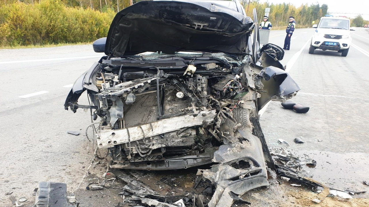 В Югре водитель иномарки врезался в грузовик