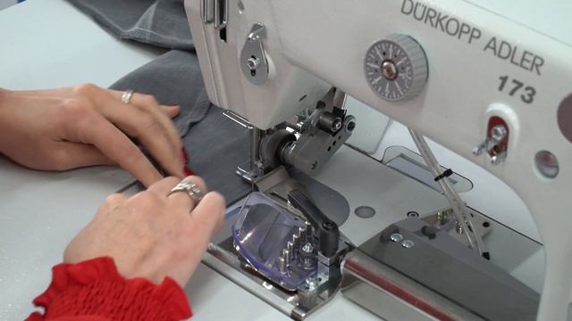 Dürkopp Adler - cl.550-8-3 Optimized work station for closing side and inseams смотреть онлайн