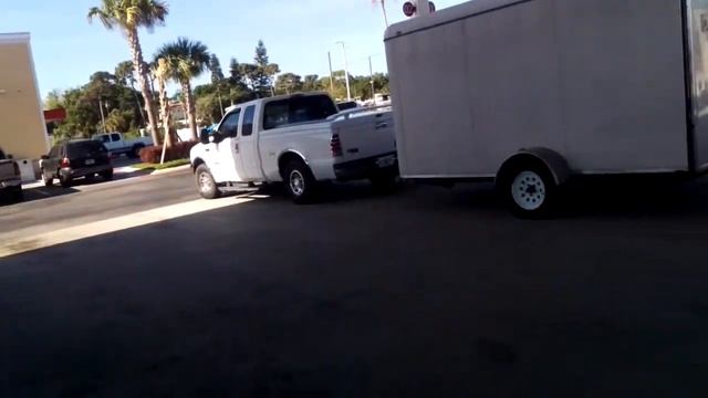 США. Заправочная станция. Цена на бензин. Мусорная машина. Машина-вышка энергетической компании.. смотреть онлайн