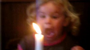 Kaylee n'arrive pas à éteindre ses bougies