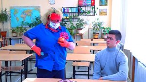 УБОРЩИЦА ЗАКРЫЛА ДАРИНУ В ТУАЛЕТЕ!