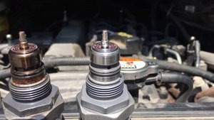 Hyundai Grand starex H-1 change fuel pressure sensor Замена клапана давления топлива на рампе