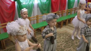 Танец с шишками на новогоднем празднике 2020 в яслях  Муз  рук  Максюта Г  В