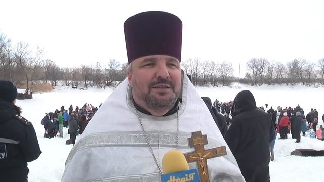 На Крещение первомайцы окунулись в прорубь смотреть онлайн