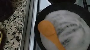 КАК ПРОКАЛИТЬ ПРАВИЛЬНО НОВУЮ ЧУГУННУЮ СКОВОРОДУ!СМОТРИТЕ ВИДЕО!