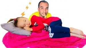 Полина и история засыпания играет для детей