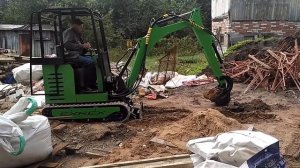 EXREX 900. Покупатели тестируют в работе миниэкскаватор ЭКСРЭКС 900.