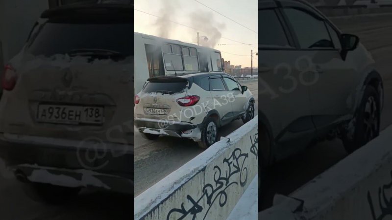 Автобус загорелся на Глазковском мосту