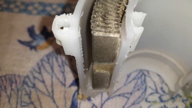 Что внутри старого топливного фильтра тонкой очистки? Подробное видео о его конструкции и состоянии смотреть онлайн