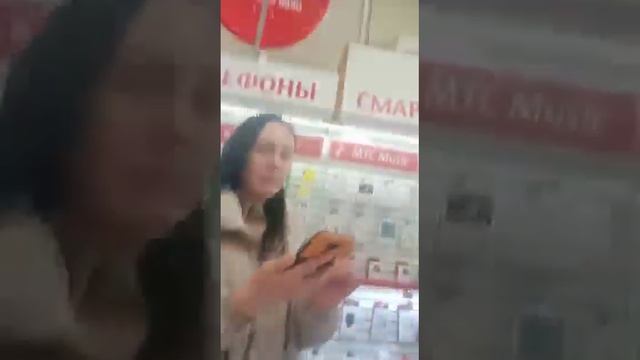 Игнор в обслуживании человека и понты на камеру в салоне МТС. #славароду #бытьдобру #мтс #камера