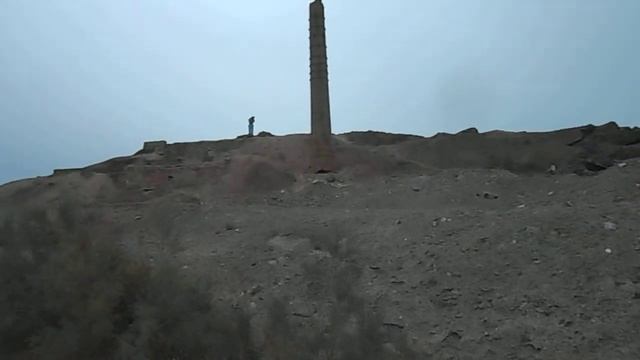 Обзор вокруг у подножья сопки с трубой печи на конце пути к Старой площадке Балхаша смотреть онлайн