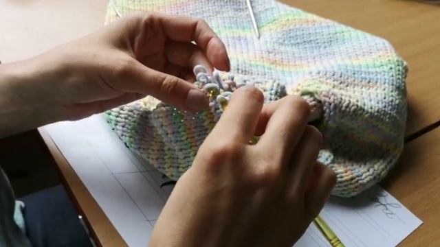 Как соединить лямки на топе спицами крючком