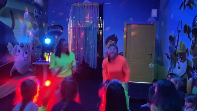 Неоновая дискотека смотреть онлайн